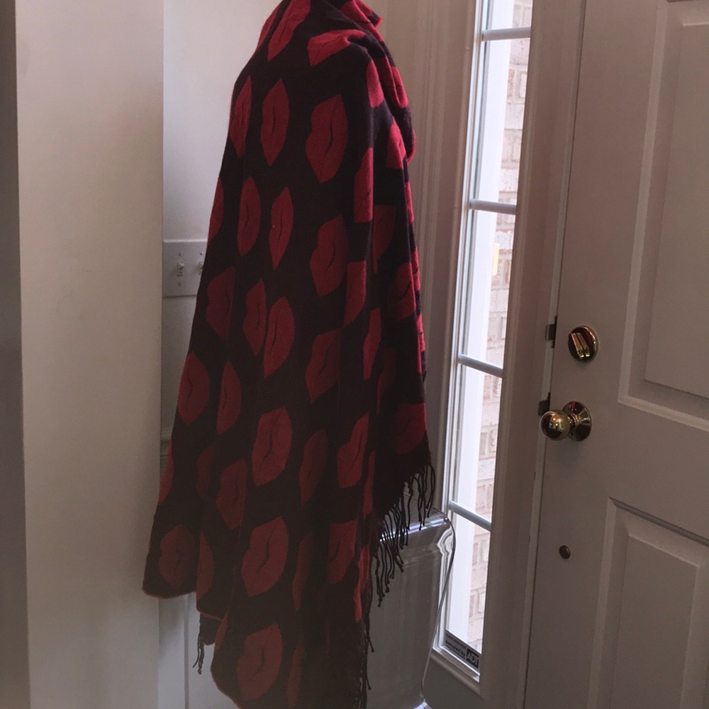 Victoria Secrets Colossal scarf/wrap - Picture 5 of 8